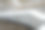 从手柄底部是一个凹形LED带黄色的灯。隐藏的内置灯显示了一个男人的手。带有挡土墙的混凝土楼梯贯穿斜坡的地形图片下载