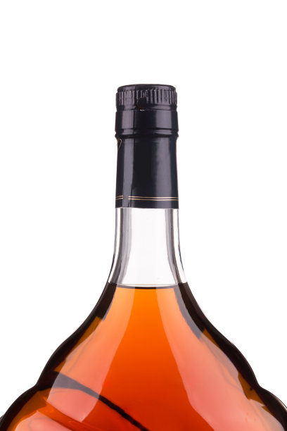 瓶盖上倒入白兰地。图片下载