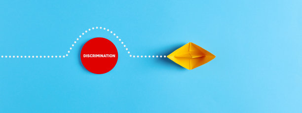 纸船克服了歧视的障碍。处理歧视问题图片下载