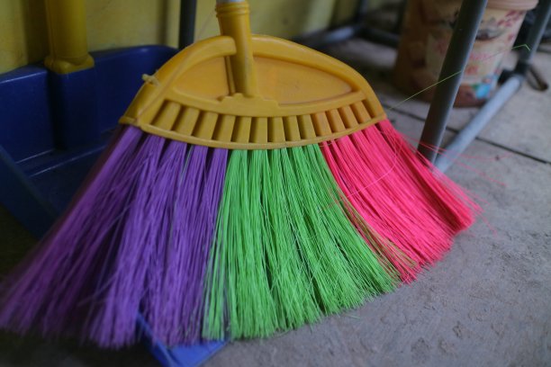 地板上的彩色扫帚照片图片下载