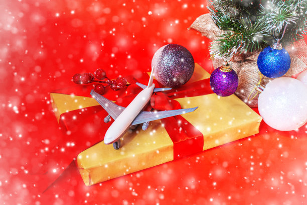 旅游作为圣诞礼物。带圣诞装饰的飞机。新年。有选择性的重点。图片下载