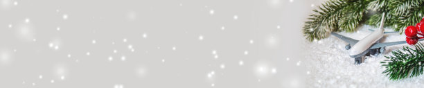 旅游作为圣诞礼物。带圣诞装饰的飞机。新年。有选择性的重点。图片下载