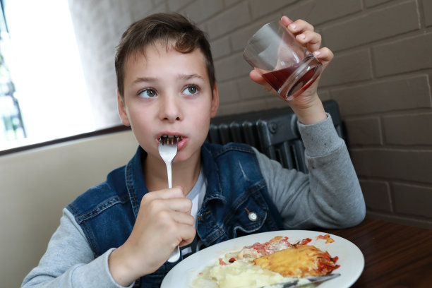 孩子吃法式肉配土豆图片下载