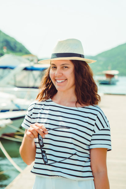 戴白色软呢帽的女子画像图片下载