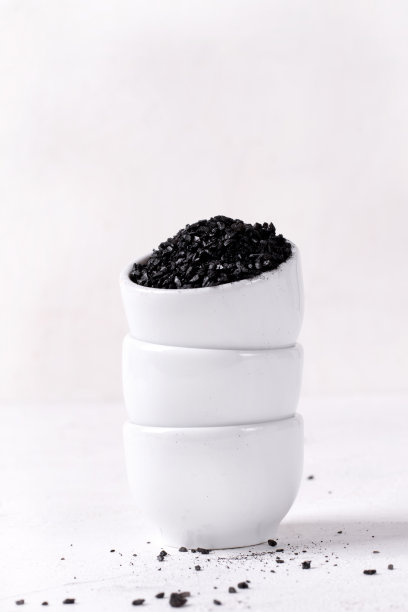 黑色的熔岩盐堆积在小碗中图片下载