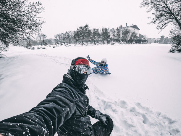 一对情侣在暴风雪中自拍，玩得很开心图片下载