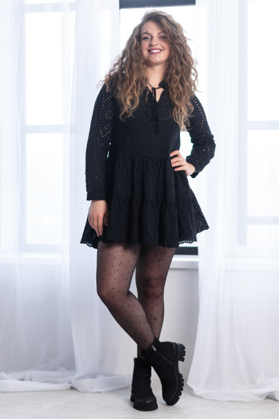 年轻不瘦的女孩穿着黑色的衣服。图片下载