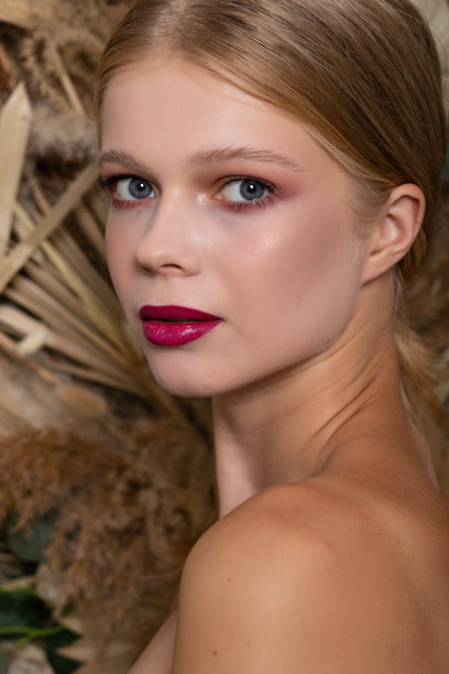 特写年轻美丽的女人与健康的皮肤的脸。图片下载