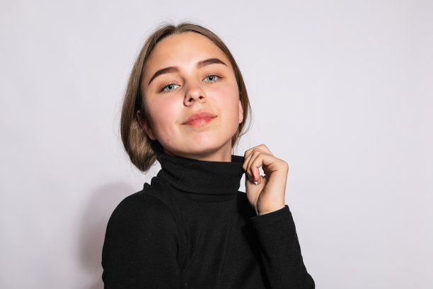 照片正面年轻漂亮的女人在黄色及膝高图片下载