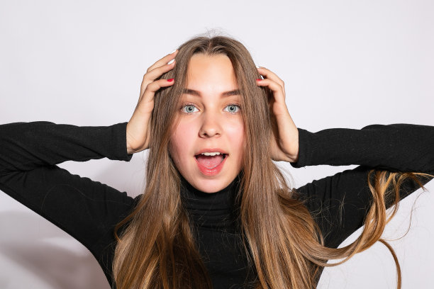 照片正面年轻漂亮的女人在黄色及膝高图片下载