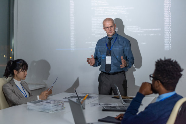 自信成熟的教练或it工程师向年轻下属做报告图片下载