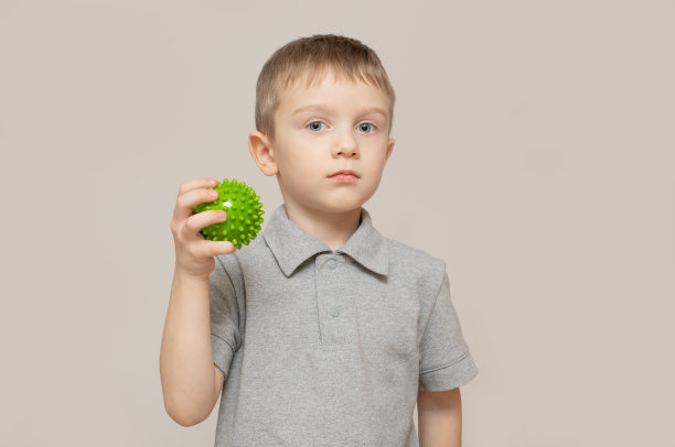 孩子用球练习以发展触觉。发展手部精细运动技能的运动。有选择性的重点图片下载