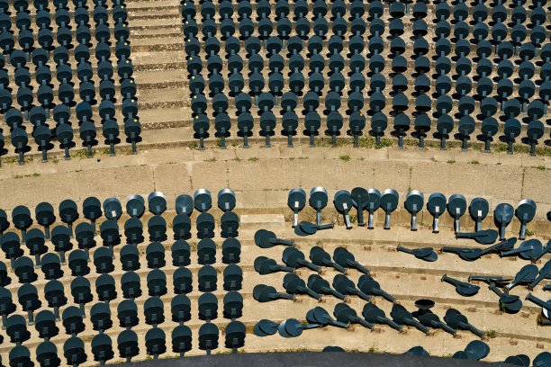 露天剧场里的折叠椅图片下载