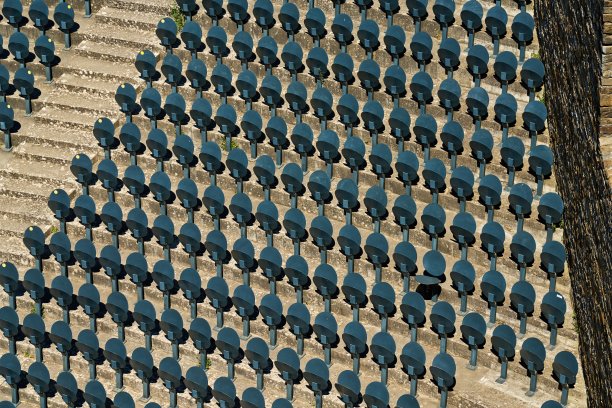 露天剧场里的折叠椅图片下载