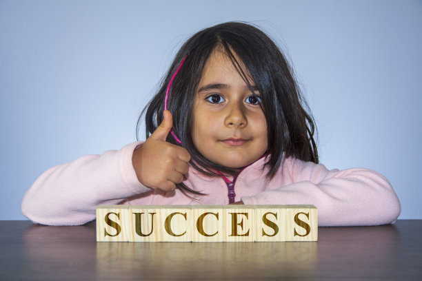 女孩安排立方体，拇指好图片下载