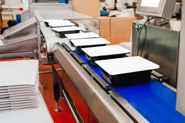 鸡柳生产线。从肉类生产食品的工厂。现代化的家禽加工厂。传送带上的食物。肉的工厂。图片下载