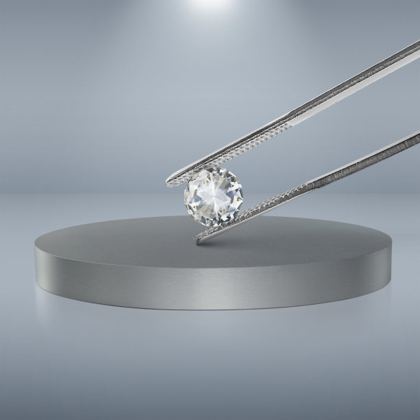 钻石用钻石镊子夹在闪亮的圆形底座上。概念照明底座上的聚光灯的背景图片下载