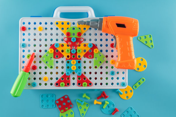 设计一套儿童游戏，用螺丝刀和钻头，电池驱动的螺丝刀和螺丝以及不同颜色的部件来组装人物，发展想象力和运动技能图片下载