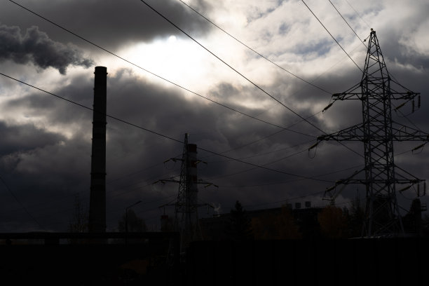 黑色和白色的照片与电线的杆子对着天空图片下载