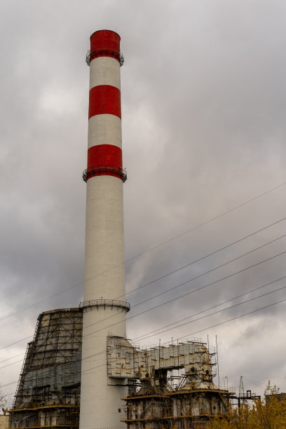 垂直照片的白色和红色管道的背景天空与云。带运行蒸汽的管道，加热锅炉图片下载