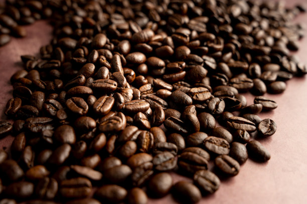 新鲜烘焙咖啡豆在一堆在一个乡村的背景图片下载