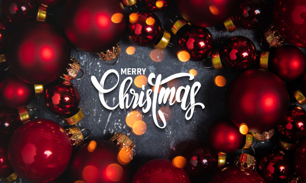 红色圣诞球在黑色的石头背景上图片下载