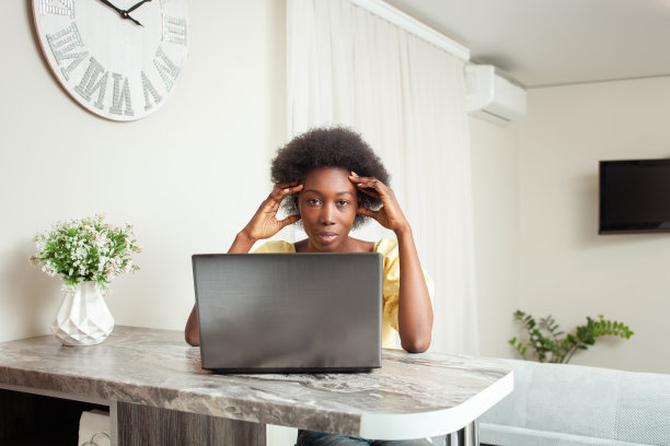 非裔美国黑人女性肖像馆。室内，女人很惊讶图片下载