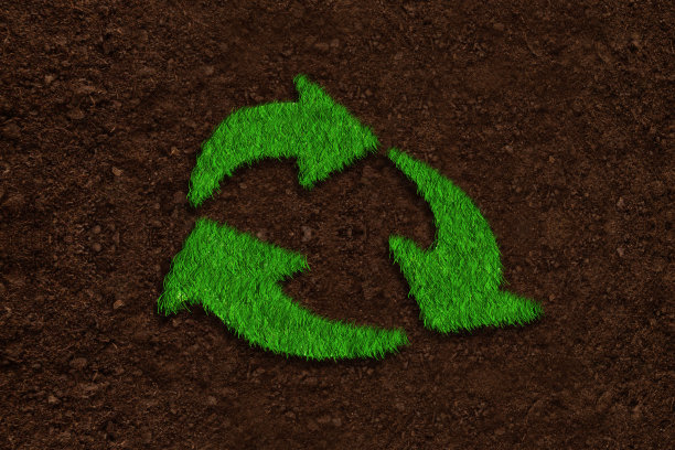 在土壤背景上用草制作的回收标志图片下载
