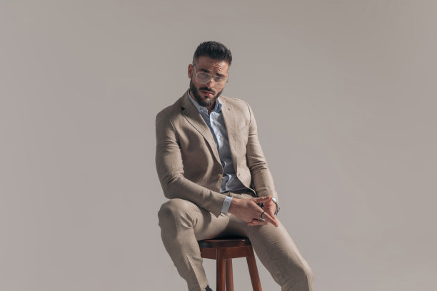 有强硬氛围的商人正在揉他的手掌图片下载