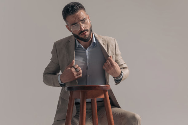 英俊的商人安排他的夹克，戴眼镜图片下载