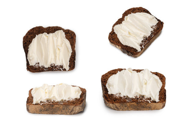 白色背景上的黑面包和奶酪。图片下载