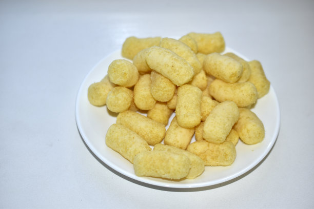 玉米糖棒放在一个白色盘子里图片下载