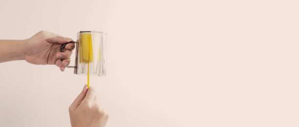 清洁和洗碗的概念。在白色背景上的男子洗手喝玻璃。用黄色软海绵棒清洗饮用玻璃。用海绵刷清洗杯子。新冠肺炎时代的消毒卫生图片下载