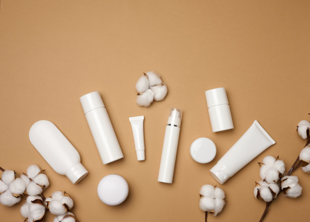 罐子，瓶子和空的白色塑料管化妆品在米色的背景。包装霜，凝胶，血清，广告和产品推广，模拟，俯视图图片下载