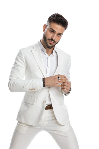 性感商人固定他的戒指和摆姿势图片下载