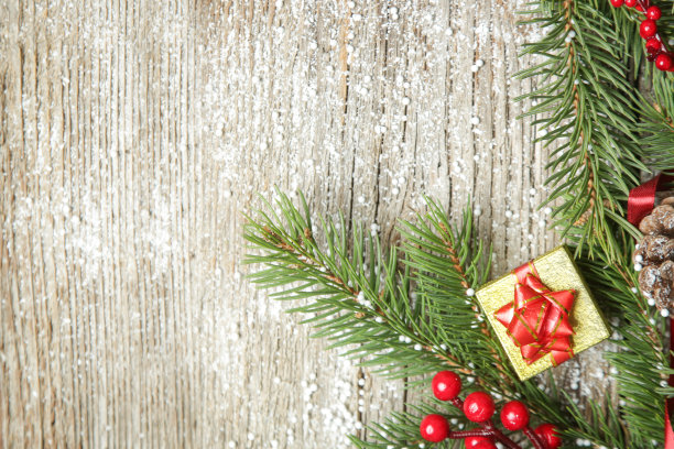 圣诞树树枝，礼盒，针叶树球果和红色浆果顶部视图与复制空间在旧的木制背景。圣诞节，寒假，新年概念。图片下载