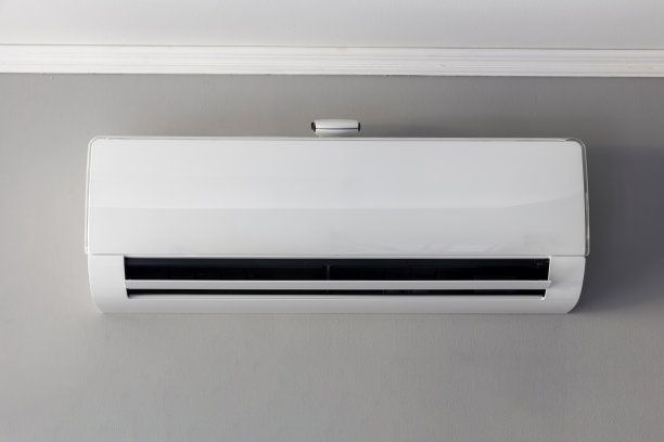 空调安装在白色墙面背景上。用于夏季炎热气候的冷却产品。空调在墙壁背景。图片下载