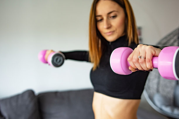 妇女在家里练习健身图片下载