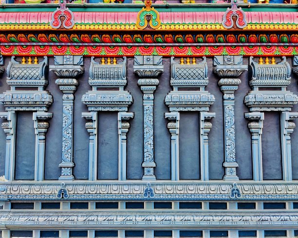 印度寺庙墙上错综复杂的雕刻图片下载