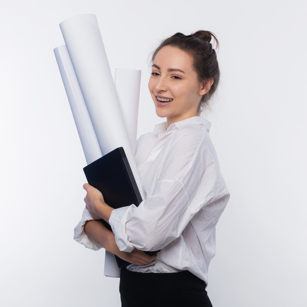 年轻和可爱的女商人在她的手和笔记本电脑孤立的白色拷贝空间蓝图图片下载