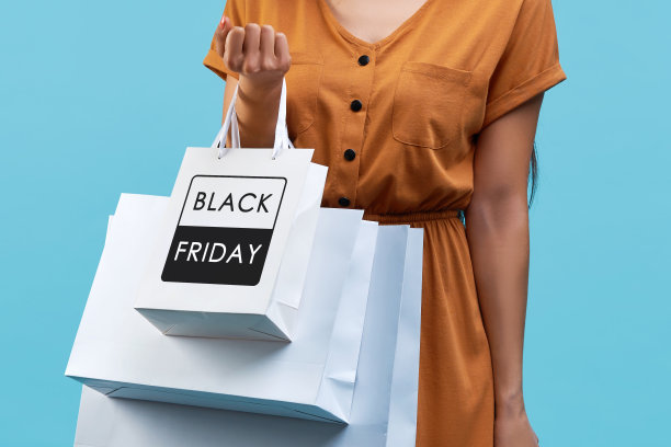 裁剪的照片，一个年轻的女人与一束黑色星期五购物品图片下载