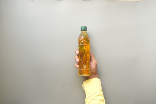 向日葵油瓶在蓝色的背景图片下载