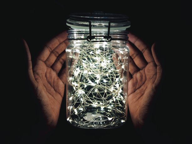 捕捉黑暗中唯一的光明图片下载