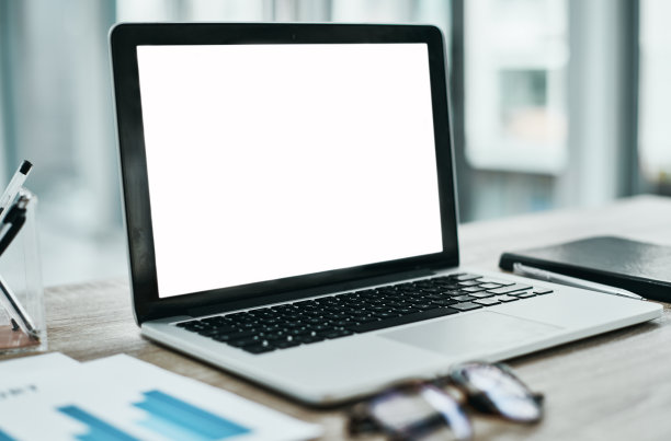 一张现代办公室桌上打开的笔记本电脑的照片图片下载