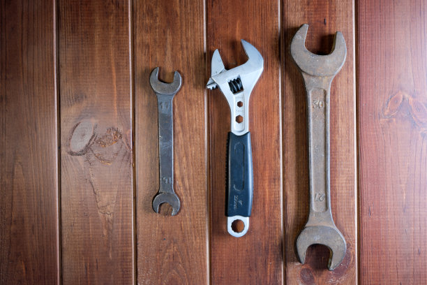 老生锈的扳手图片下载