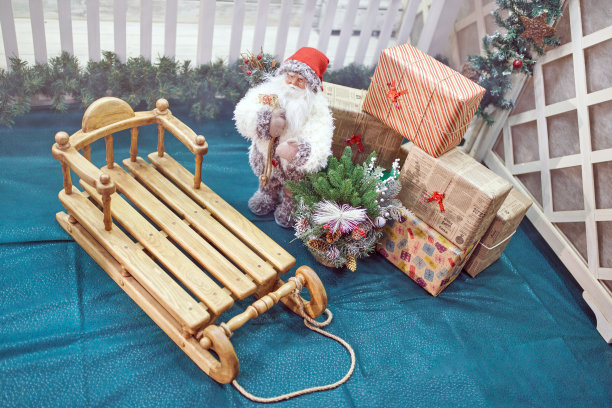 圣诞室内构图与圣诞老人和木制雪橇，节日气氛图片下载