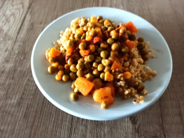 土耳其伊斯坦布尔:传统的土耳其碾碎小麦肉饭配青豆图片下载