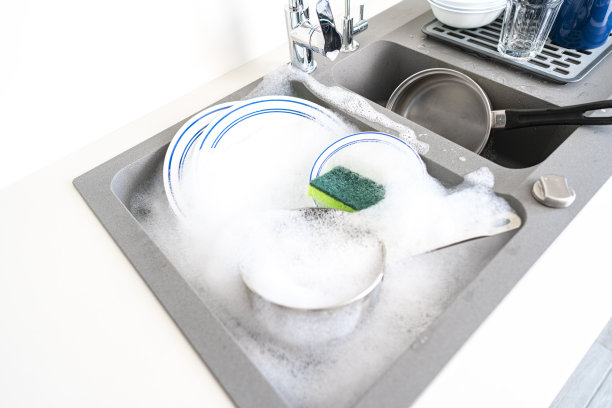 现代厨房水槽里的脏盘子图片下载