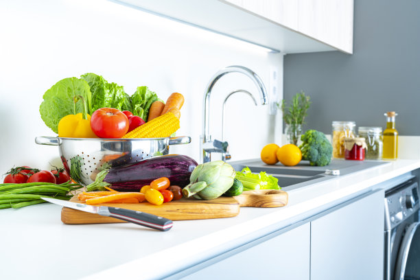 健康食品:厨房柜台上的蔬菜图片下载