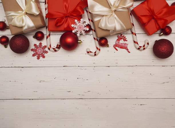 圣诞或新年装饰，背景。装饰与礼品盒，红色圣诞装饰物，杉木枝在一个旧的白色木桌复制空间。图片下载
